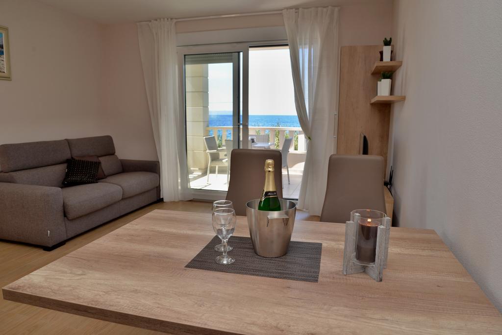 Waterfront Apartments - Tucepi Bagian luar foto